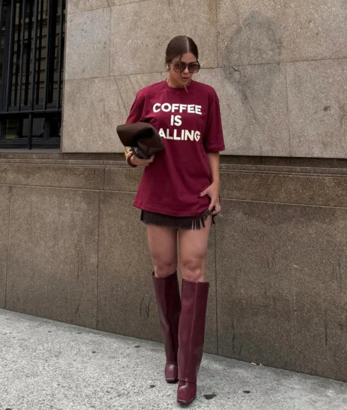 T-Shirt Camisa Oversize Basica Estampada - Coffee Is Calling - Loja de Roupa Feminina - Eleganza Style