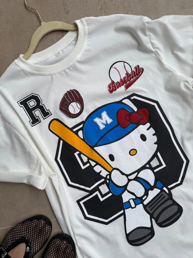 T-Shirt Camisa Oversize Basica Estampada - Hello Kitty Baseball - Loja de Roupa Feminina - Eleganza Style