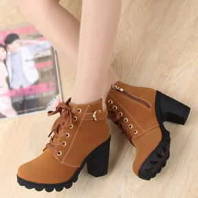 Bota Feminina de Inverno em Couro Legítimo Cano Curto Marrom - Bota Melissa - Loja de Roupa Feminina - Eleganza Style