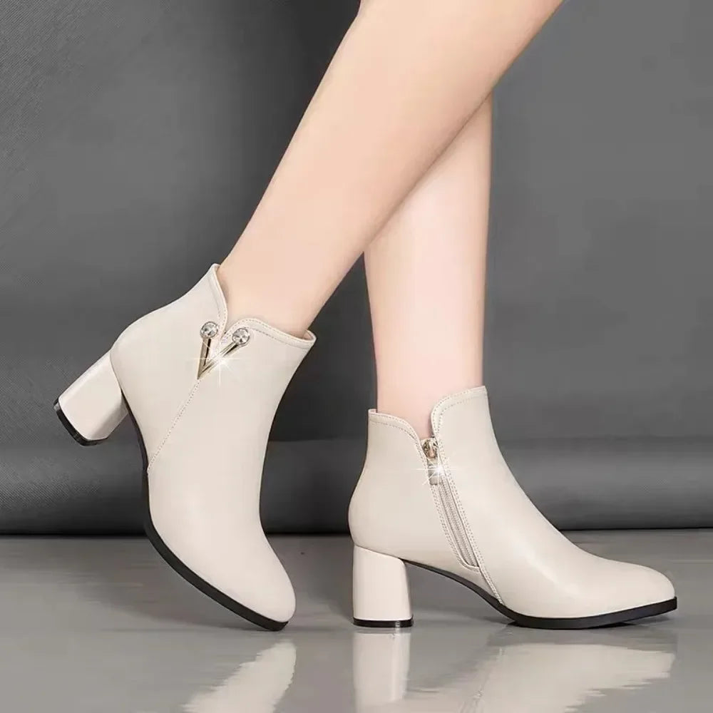 Bota Feminina de Inverno em Couro Legítimo Cano Curto Bege - Bota Vera - Loja de Roupa Feminina - Eleganza Style