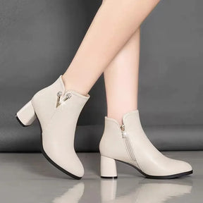 Bota Feminina de Inverno em Couro Legítimo Cano Curto Bege - Bota Vera - Loja de Roupa Feminina - Eleganza Style