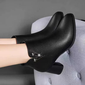Bota Feminina de Inverno em Couro Legítimo Cano Curto Preto - Bota Vera - Loja de Roupa Feminina - Eleganza Style