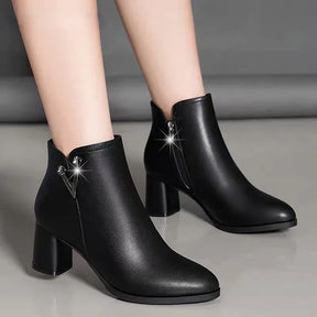 Bota Feminina de Inverno em Couro Legítimo Cano Curto Preto - Bota Vera - Loja de Roupa Feminina - Eleganza Style